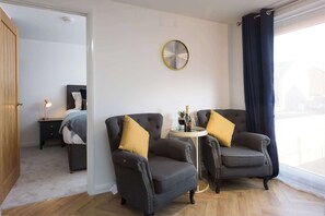1 bedroom, iron/ironing board, WiFi, bed sheets - Stylish Apartment Near York Minster Free Parking - The Aura Suite (Layerthorpe)