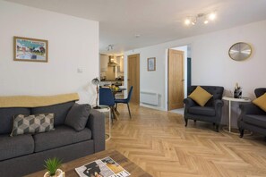 TV - Stylish Apartment Near York Minster Free Parking - The Aura Suite (Layerthorpe)
