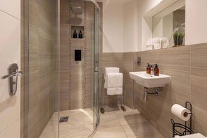 Shower, hair dryer - Stylish York Apartment in Historic Building (York)