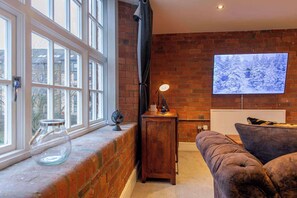 TV - Stylish York Apartment in Historic Building (York)