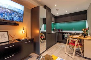 Fridge, microwave, oven, stovetop - Bootham Row Courtyard Studio - Stylish Studio w/ Garden in Historic York (York)