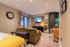 1 bedroom, iron/ironing board, WiFi, bed sheets - Bootham Row Courtyard Studio - Stylish Studio w/ Garden in Historic York (York)