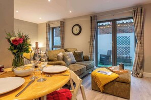 TV - Bootham Row Courtyard Studio - Stylish Studio w/ Garden in Historic York (York)