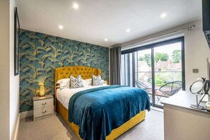 2 bedrooms, iron/ironing board, bed sheets - The King Suite- Modern Duplex Apartment with Free Parking near York (York)