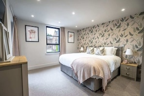 2 bedrooms, iron/ironing board, bed sheets - The King Suite- Modern Duplex Apartment with Free Parking near York (York)