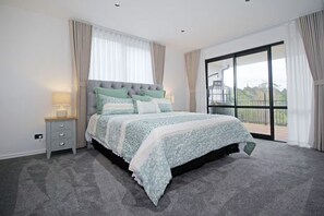 Room - Your Private Escape with city views (Totara Park)