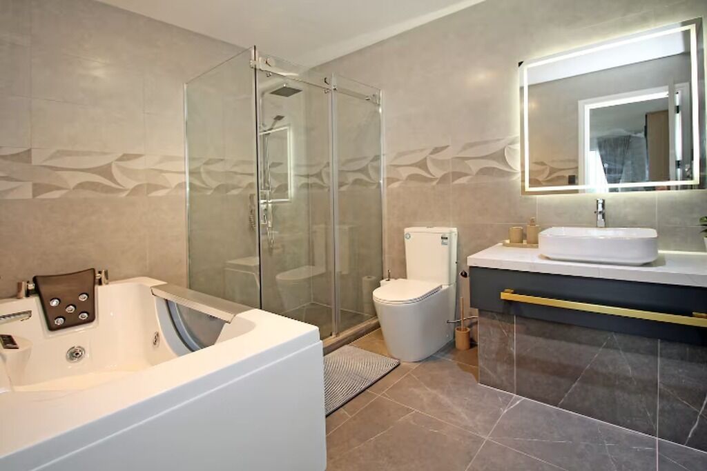 Douche, serviettes fournies, savon, shampoing