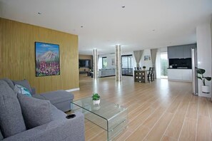 Living area - Your Private Escape with city views (Totara Park)