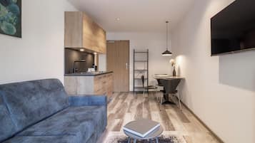 Deluxe Apartment, Balcony, Mountain View | Living area