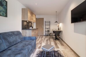 Apartamento luxo, sacada, vista para a montanha | Área de estar