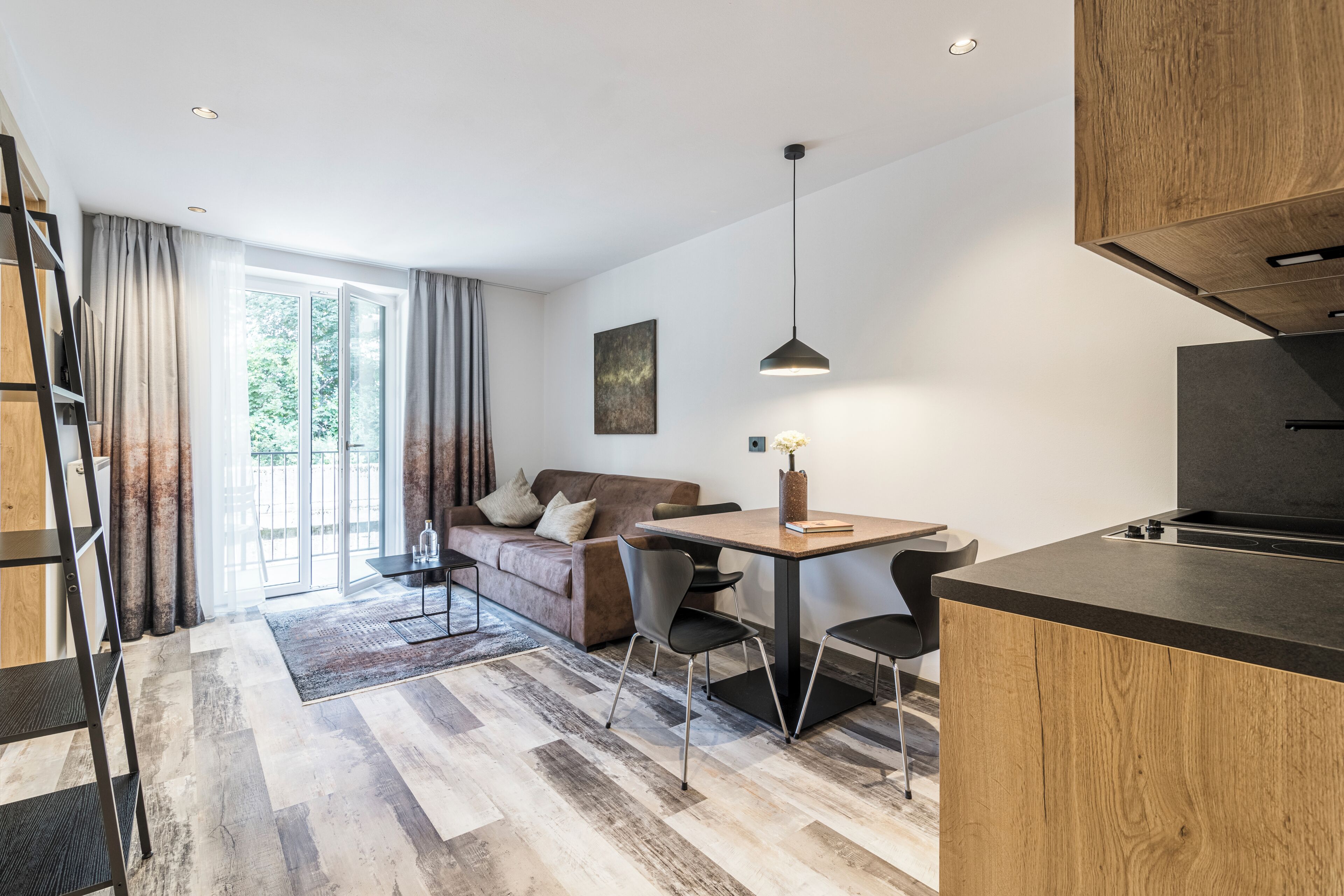 Suíte design, sacada, vista para a montanha | Área de estar