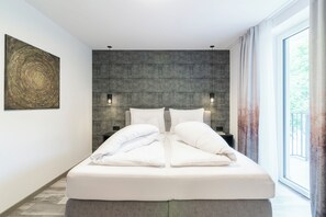 Design suite, balkon, uitzicht op bergen | Een kluis op de kamer, individueel gedecoreerd, individueel gemeubileerd