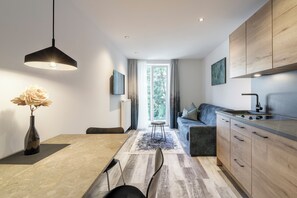 Apartamento luxo, sacada, vista para a montanha | Área de estar