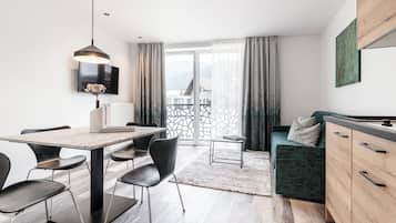 Suite Deluxe, vue montagne | Cuisine privée | Réfrigérateur, micro-ondes, batterie de cuisine, vaisselle et ustensiles