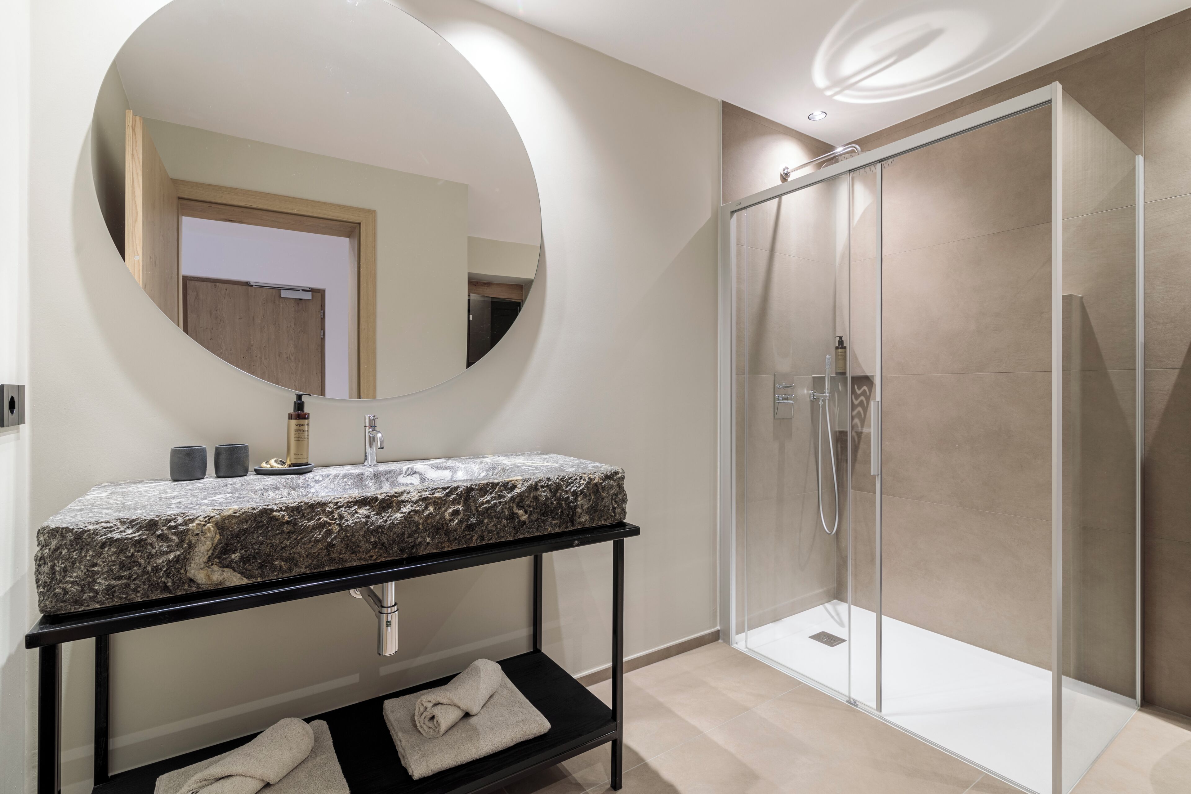 Apartamento familiar | Baño | Ducha, secador de pelo, toallas y jabón
