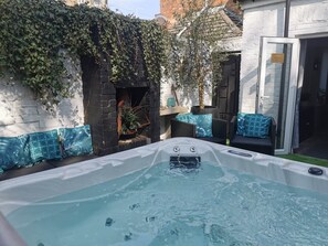 Outdoor spa tub - Bournemouth Beach Boutique with Hot Tub (Sleeps 14 and 5 mins walk to Beach) (Bournemouth)