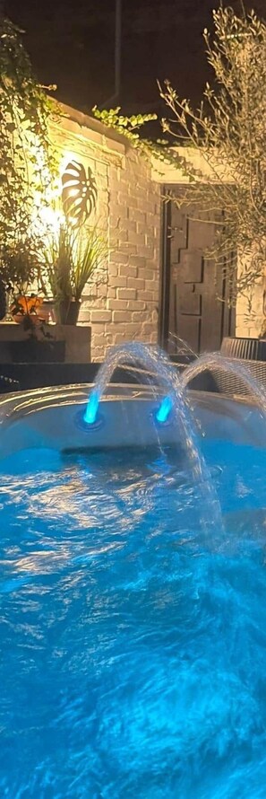 Outdoor spa tub - Bournemouth Beach Boutique with Hot Tub (Sleeps 14 and 5 mins walk to Beach) (Bournemouth)