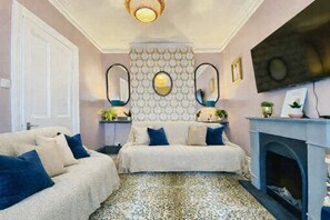 TV, fireplace, stereo - Bournemouth Beach Boutique with Hot Tub (Sleeps 14 and 5 mins walk to Beach) (Bournemouth)