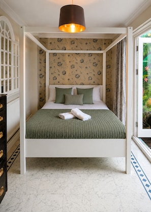 4 bedrooms, iron/ironing board, free WiFi, bed sheets - The Brighton Parlour with Hot Tub (Brighton)