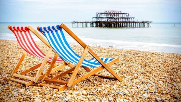 Two striped beach chairs on a pebbled beach with a pier in the background. - Central Cute Garden Cottage Close to Town & Beach (Brighton and Hove)