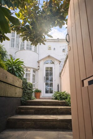 Exterior detail - Central Cute Garden Cottage Close to Town & Beach (Brighton and Hove)