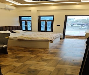 Deluxe With Balcony Room | Free WiFi - Hotel Hariom Paradise (Faizabad)