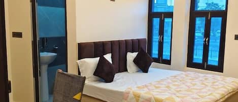 Deluxe With Balcony Room | WiFi (free)
