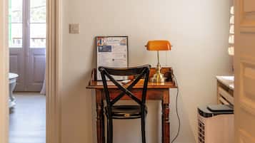 Caja de seguridad en la habitación y tabla de planchar con plancha