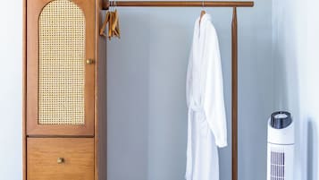 Caja de seguridad en la habitación y tabla de planchar con plancha