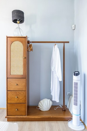 Appartamento Deluxe, balcone, vista mare | Una cassaforte in camera, ferro/asse da stiro, Wi-Fi gratuito