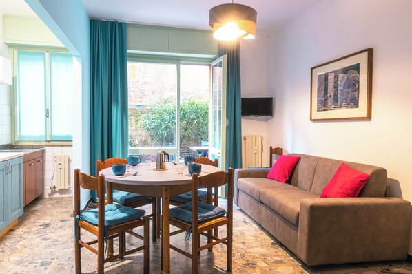 Living area - Cozy apartment with private garden near Golf & Tennis (Rapallo)