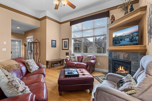 The Grizzly Hideout | Hot Tub + Kid & Dog Friendly