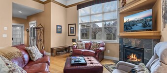 The Grizzly Hideout | Hot Tub + Kid & Dog Friendly