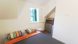 Bureau, accès au Wi-Fi (inclus), literie fournie