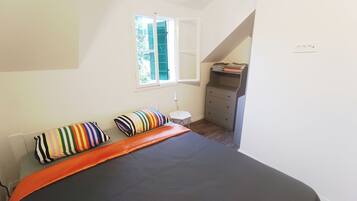 Desk, free WiFi, bed sheets