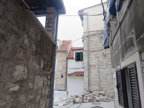 Property grounds - Split, Old town, 1-bedroom apartment with patio (Split)