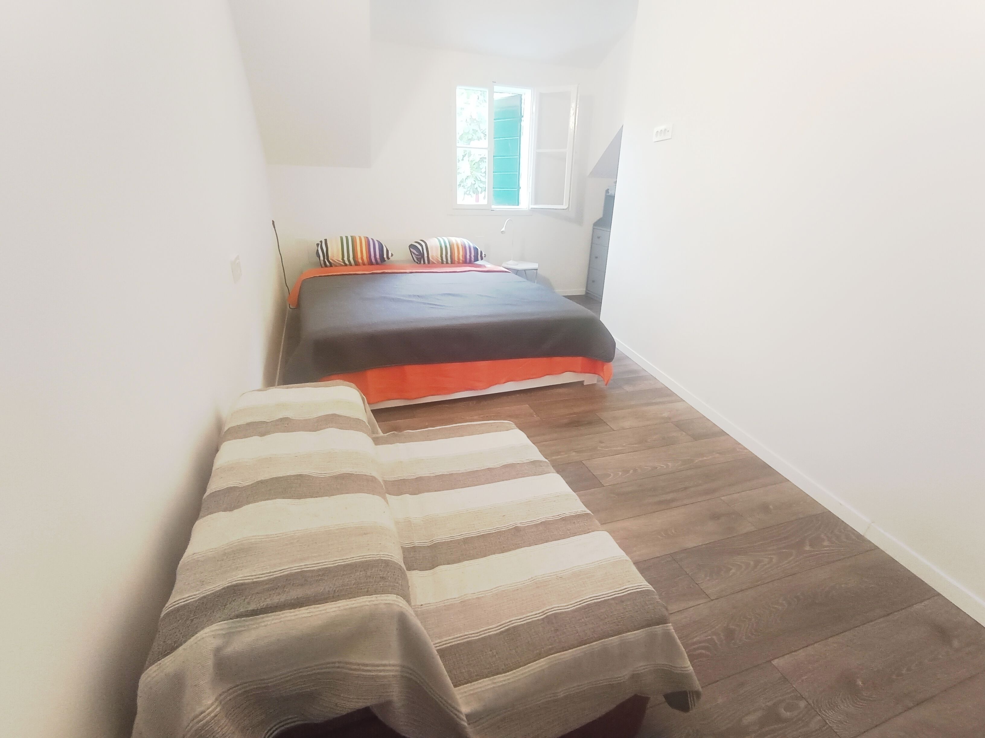 Een bureau, gratis wifi, beddengoed