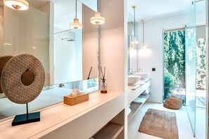 Shower, hair dryer - Villa Isidor with private pool - My Rental Homes (San Jose)