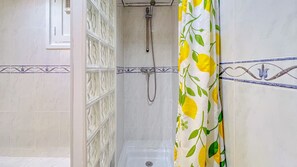 Shower, towels - Apt. 6 pax - Fenals, a pocos metros de la playa, wifi (Lloret de Mar)