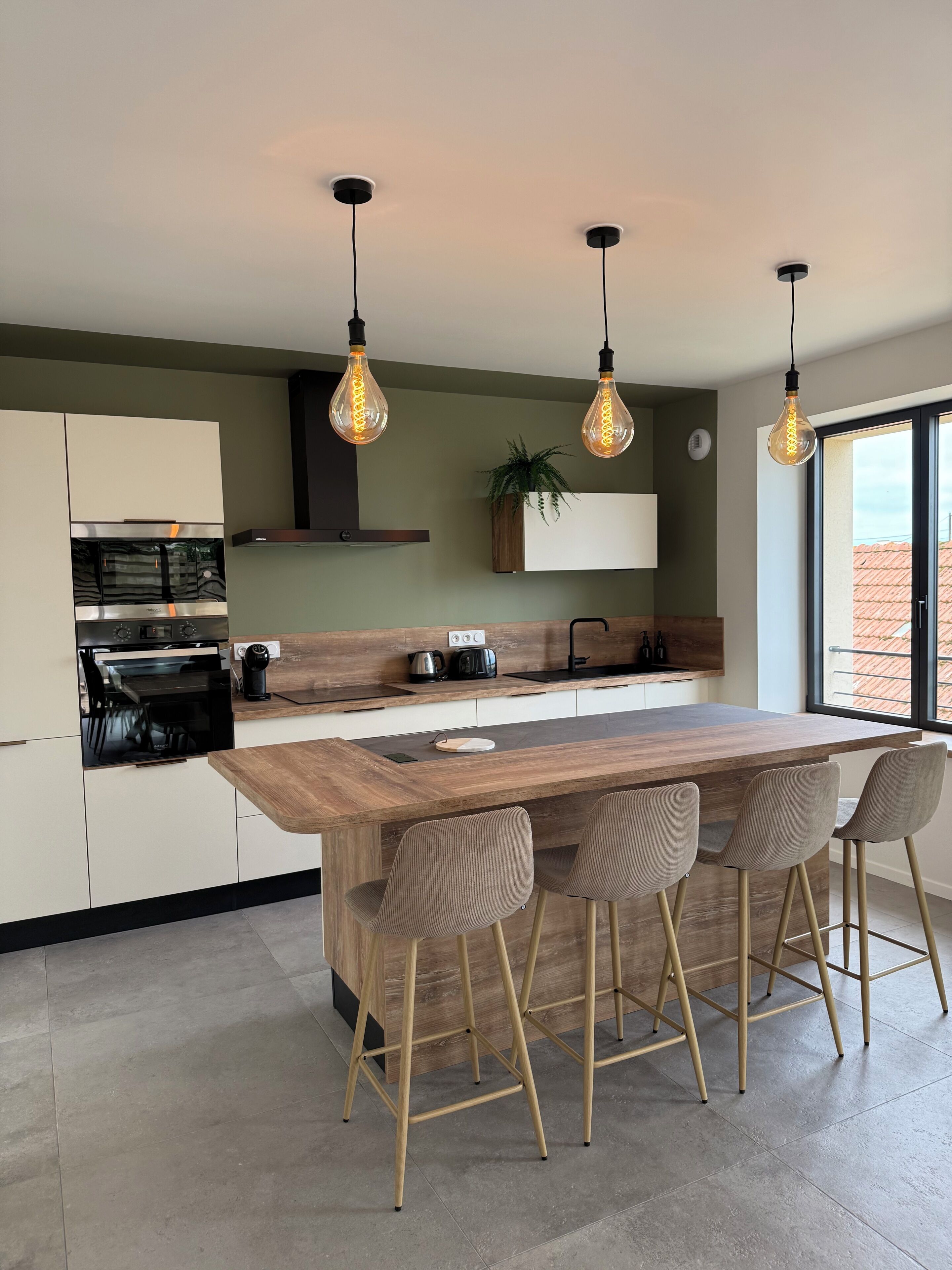 Geladeira, micro-ondas, fogão, cooktop