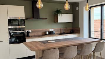 Geladeira, micro-ondas, fogão, cooktop