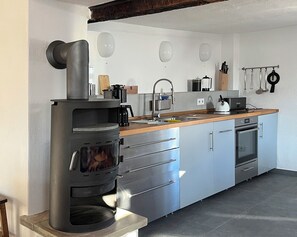 Réfrigérateur, un four, surface de cuisson, lave-vaisselle