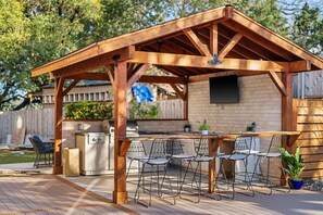Outdoor dining - Massive Retreat-Pool-Pickleball-Gameroom+Much More (Austin)