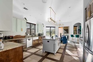 Fridge, microwave, oven, stovetop - Massive Retreat-Pool-Pickleball-Gameroom+Much More (Austin)