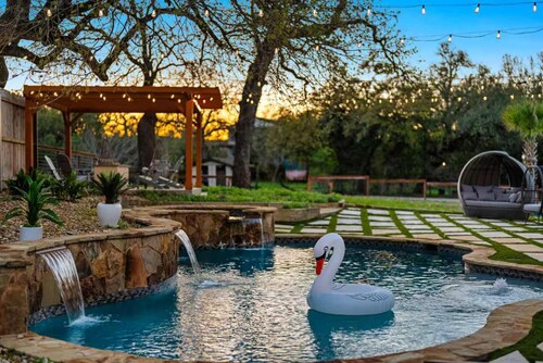 Massive Retreat-Pool-Pickleball-Gameroom+Much More