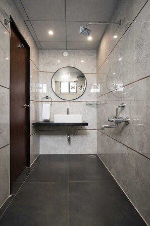 Superior Suite | Bathroom - Orin suites (Hyderabad)