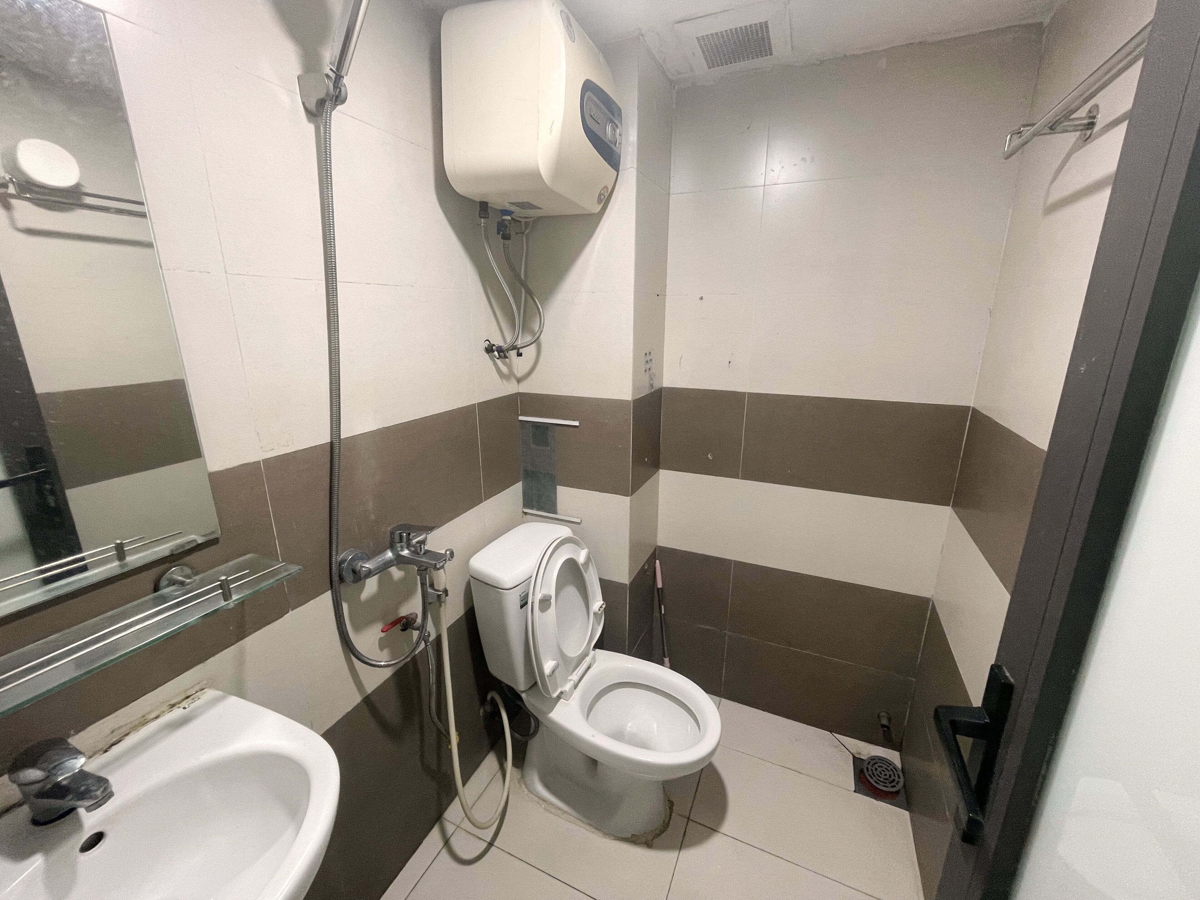 Une salle de bain équipée de toilettes, d’un bidet et d’un lavabo.