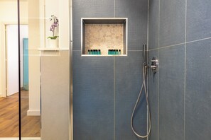 Shower, hair dryer, bidet, towels - LiHele Holiday House in Castelsardo (Castelsardo)