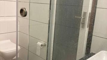 Habitación con 1 cama doble o 2 individuales | Baño