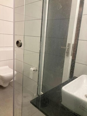 Kahden hengen huone (yksi tai kaksi sänkyä) | Kylpyhuone